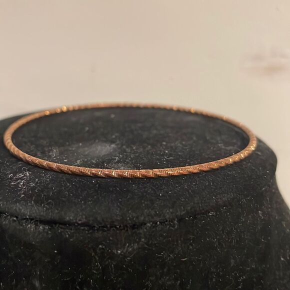 Retro 1990s rose gold tone textured diamond etched stackable bangle bracelet - Picture 1 of 9